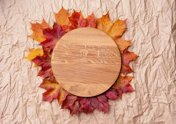 Jesienna Płaska Kompozycja Puste Drewniane Płyty Cięcia Deski Jesienne Liście — Zdjęcie stockowe