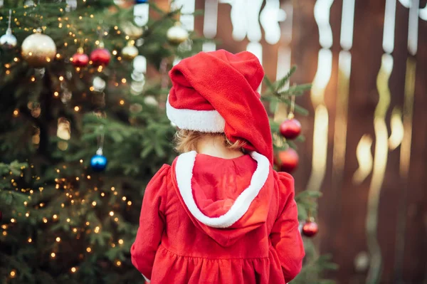 Natal Julho Criança Esperando Natal Madeira Verão Retrato Menina Vestido — Fotografia de Stock