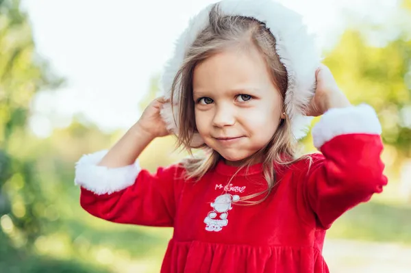 Karácsony Júliusban Gyerek Karácsonyra Vár Fán Nyáron Portré Kislány Piros — Stock Fotó