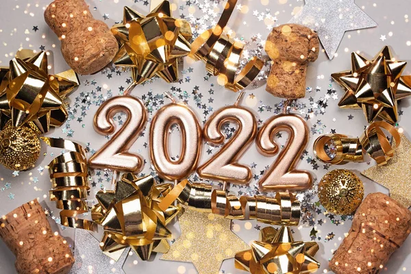 Latar belakang liburan Selamat Tahun Baru 2022. Angka tahun 2021 dibuat dengan membakar lilin emas dengan latar belakang meriah berkilau merah. — Stok Foto