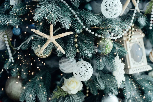 Κλείσιμο Διακοσμημένο χριστουγεννιάτικο δέντρο σε θολή, αφρώδη και νεράιδα φως φόντο. — Φωτογραφία Αρχείου
