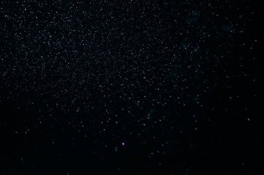 Siyah bokeh arkaplan üzerine soyut mor kaplama tabakası.