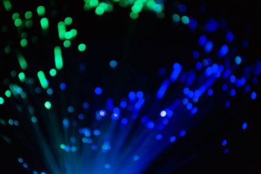 Siyah bokeh arkaplan üzerine soyut mor kaplama tabakası.