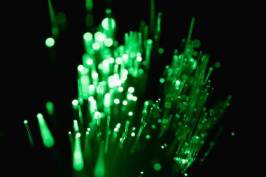 Siyah bokeh arkaplan tabakasında soyut yeşil.