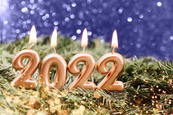 Latar belakang liburan Selamat Tahun Baru 2021. Angka tahun 2021 dibuat dengan membakar lilin emas dengan latar belakang meriah berkilau merah . — Stok Foto