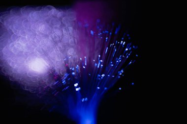 Siyah bokeh arkaplan tabakasında soyut yeşil.