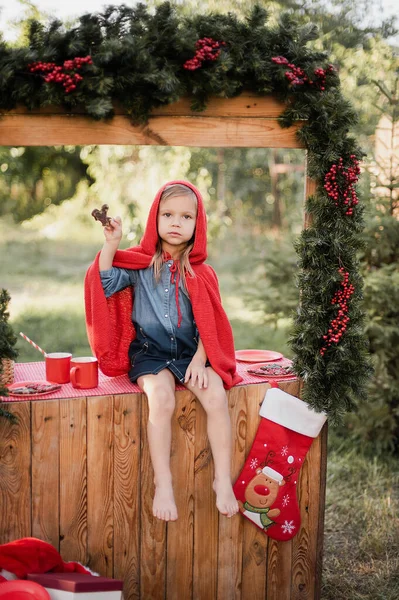 Weihnachten im Juli. Kind wartet im Juli auf Weihnachten im Wald. — Stockfoto