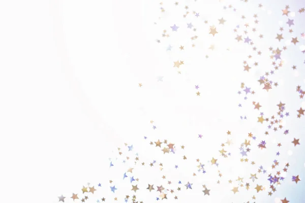 Glitter estrela de ouro espalhados no fundo branco. — Fotografia de Stock