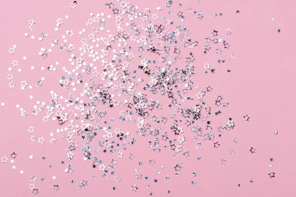 Vakantie Feestelijke achtergrond. goud en zilver ster confetti glitter verspreid over roze achtergrond. — Stockfoto