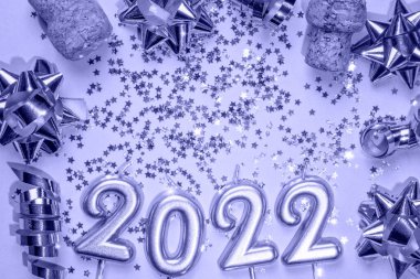 Tatil geçmişi. Mutlu yıllar 2022. 2021 yılının rakamları. Kırmızı şenlikli ışıl ışıl arka planda yanan altın mumlar..