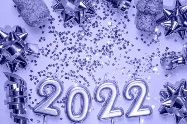 Wakacje Szczęśliwego Nowego Roku 2022. Cyfry roku 2021 wykonane przez spalanie złotych świec na czerwonym świątecznym tle musującym. — Zdjęcie stockowe