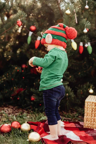Natal em julho. Criança esperando o Natal em madeira em julho. — Fotografia de Stock