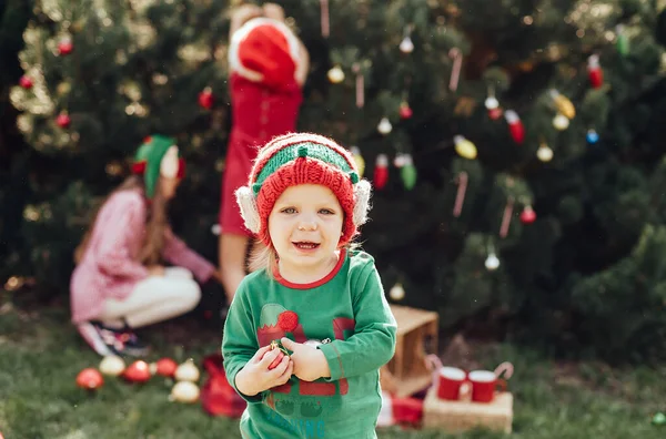 7月のクリスマス。7月に木でクリスマスを待っている子供. — ストック写真