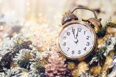 Odada 5 ila gece yarısını gösteren klasik çalar saat var. Mutlu yıllar yıldızlı arka plan