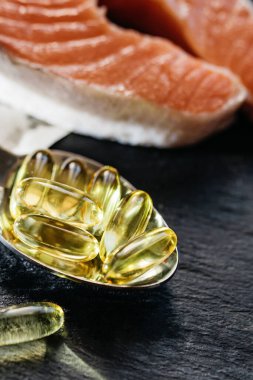 Omega 3 vitamini kaşık ve kırmızı balık somonu..