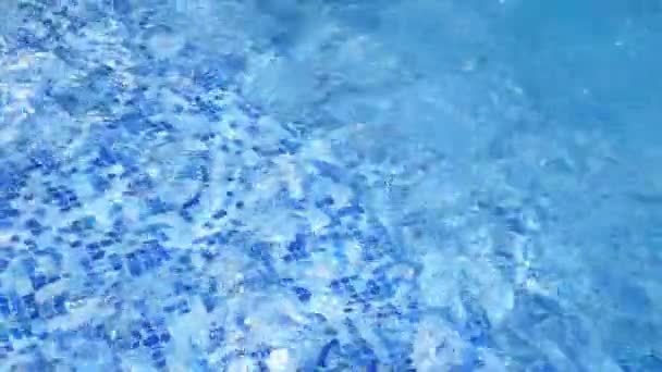 Azul turquesa agua rasgada en la piscina. — Vídeos de Stock