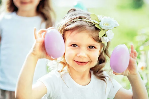 Bayi dengan keranjang penuh telur berwarna-warni. Perburuan telur Paskah. — Stok Foto