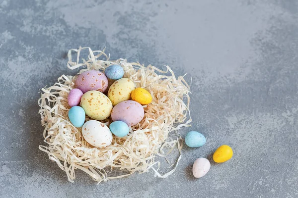 Joyeux Noël concept de vacances. Espace de copie. décorations de nid fond avec des œufs de Pâques en chocolat — Photo