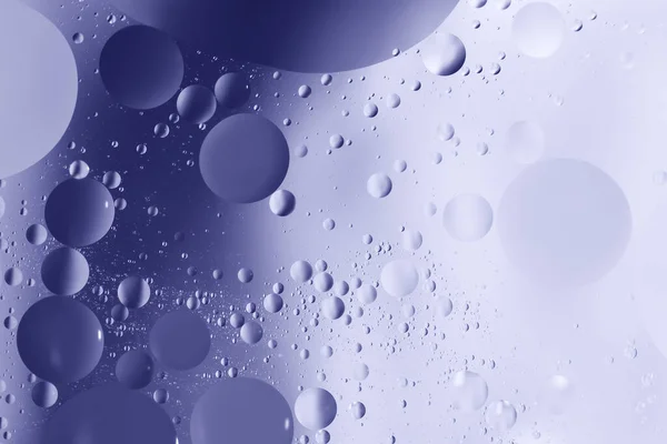 Olja med bubblor på mörkblå bakgrund. Abstrakt bakgrund. — Stockfoto