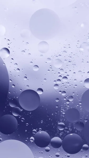 Huile avec bulles sur fond bleu foncé. Contexte abstrait. — Photo