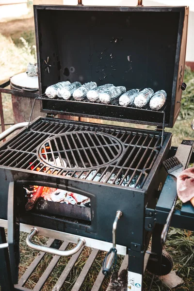 Közeli felvétel grillezett grillezett csemegekukorica, fóliával borított. — Stock Fotó