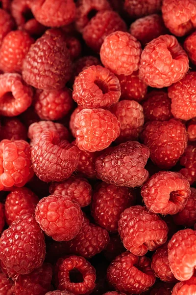 Köstliche erstklassige frische Himbeeren Hintergrund Nahaufnahme Foto. Stockfoto