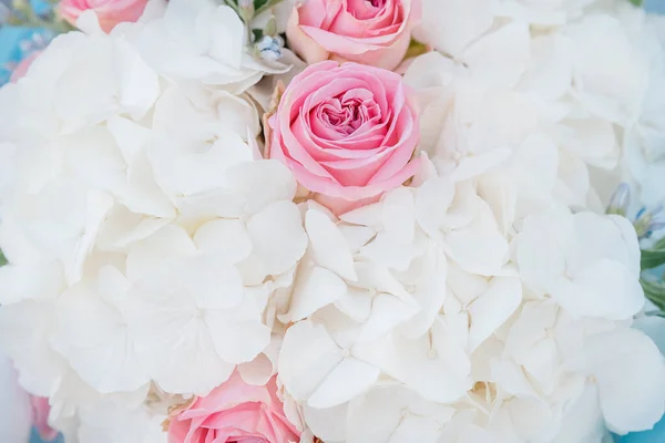 花束の花を背景に白い紫陽花の花とピンクのバラ. — ストック写真
