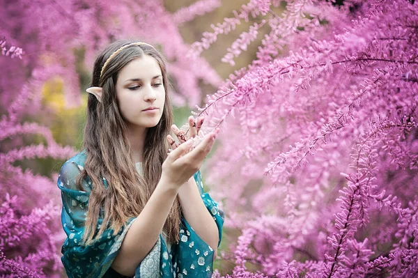 Chica de cuento de hadas. Retrato de mujer elfa mística. — Foto de Stock