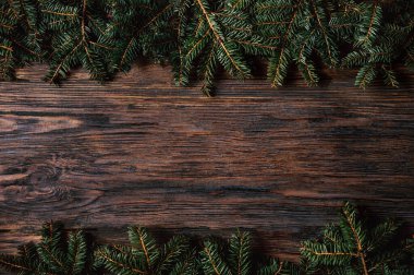 Köknar ağacıyla Noel ağacının ahşap arka planı.