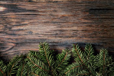 Köknar ağacıyla Noel ağacının ahşap arka planı.