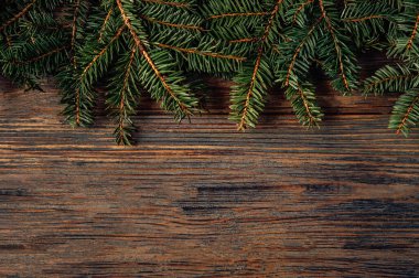 Köknar ağacıyla Noel ağacının ahşap arka planı.