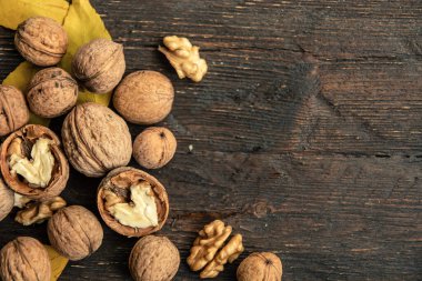 Sonbahar arkaplanı. Düz yatıyordu. Doğa konsepti. kopyalama alanı. Elma dilimleri, baden, ceviz.