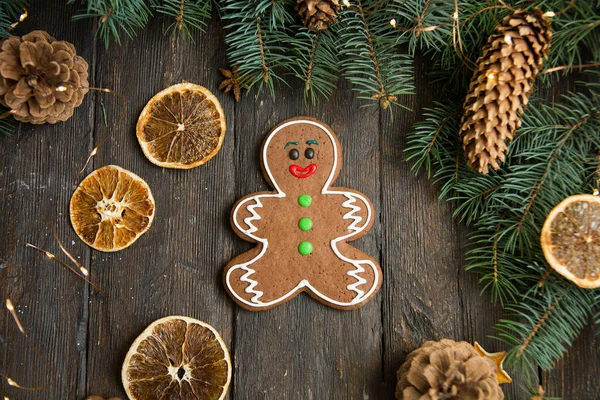 Gingerbread men laying on wood background. Christmas or New Year composition. — Stock Photo, Image