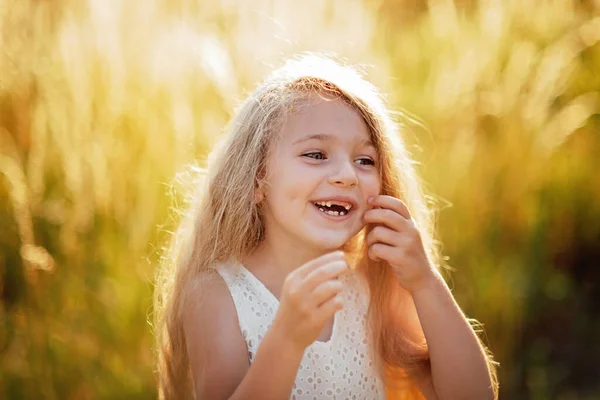 Potret gadis pirang cantik berkulit pirang yang gembira tersenyum menunjukkan gigi putih tanpa dua gigi depan. Anak ceria — Stok Foto