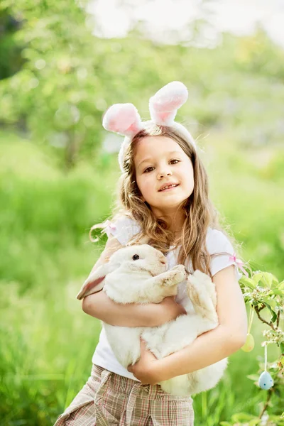 Sepeti renkli yumurtalarla dolu bir bebek. Paskalya yumurtası avı.
