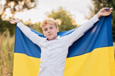 Ukrayna Bağımsızlık Bayrağı Günü. Anayasa günü. Ukraynalı çocuk. Üzerinde Ukrayna 'nın sarı ve mavi bayrağı var..