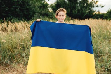 Ukrayna Bağımsızlık Bayrağı Günü. Anayasa günü. Ukraynalı çocuk. Üzerinde Ukrayna 'nın sarı ve mavi bayrağı var..