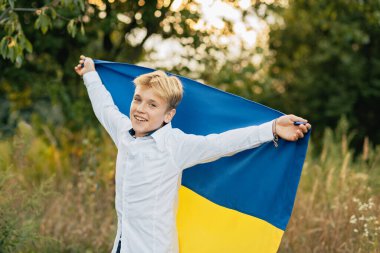 Ukrayna Bağımsızlık Bayrağı Günü. Anayasa günü. Ukraynalı çocuk. Üzerinde Ukrayna 'nın sarı ve mavi bayrağı var..