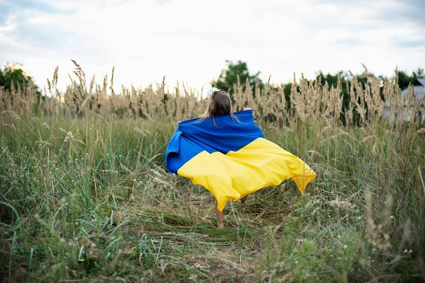 Ukrán gyermek sárga és kék zászló Ukrajna. zászló szimbóluma Ukrajna. Család, egység, támogatás — Stock Fotó