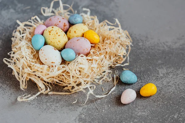 С праздником Пасхи. Принято. фон для украшения гнезда с шоколадными пасхальными яйцами — стоковое фото