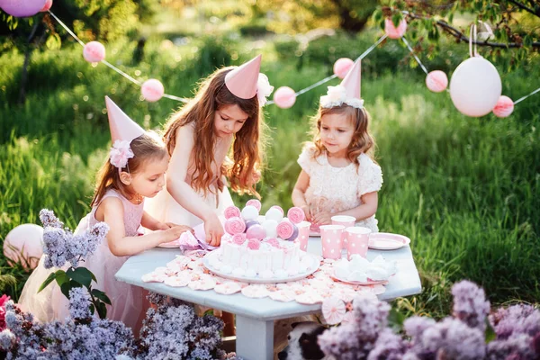 Nyári szabadtéri gyerekek szülinapi bulija. Boldog gyermekek csoportja ünnepli születésnapját a parkban. — Stock Fotó