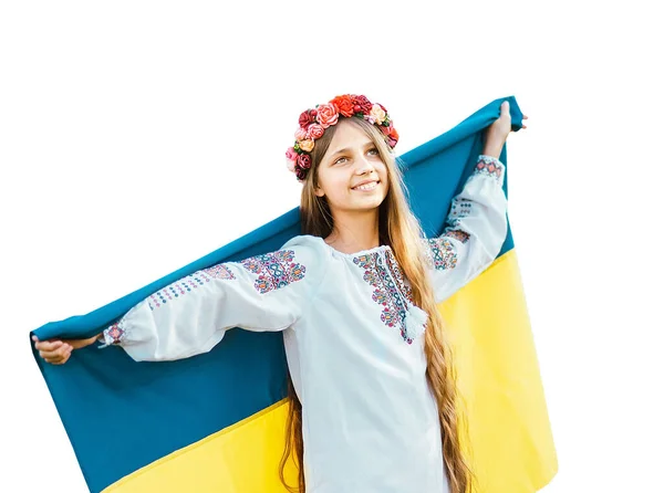 Niña ucraniana en camisa bordada vyshyvanka con bandera amarilla y azul de Ucrania en el campo. — Foto de Stock