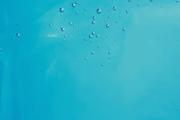 Close up makro Aloe vera gel kosmetické textury modré pozadí s bublinami. — Stock fotografie