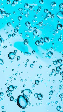 Makro Aloe vera jel kozmetik desen mavi arkaplanı kabarcıklarla kapat.