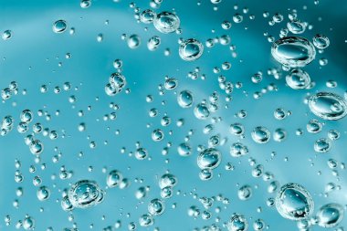 Makro Aloe vera jel kozmetik desen mavi arkaplanı kabarcıklarla kapat.