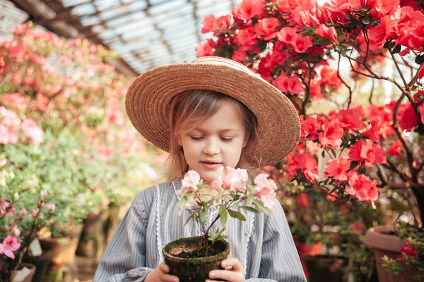 Peuter met bloemmand. meisje bedrijf roze bloemen — Stockfoto