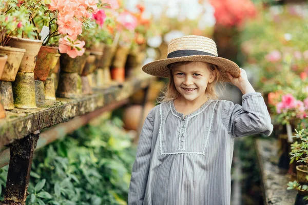 Peuter met bloemmand. meisje bedrijf roze bloemen — Stockfoto