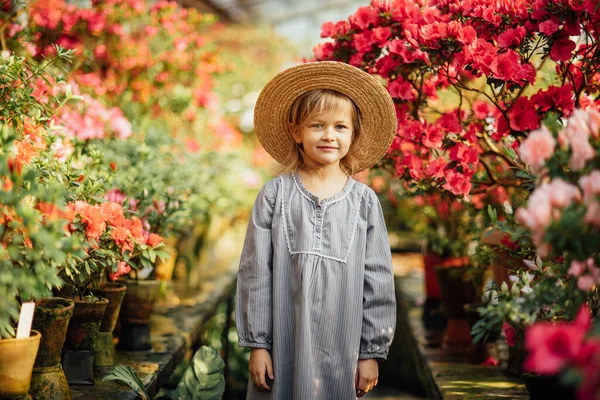 Peuter met bloemmand. meisje bedrijf roze bloemen — Stockfoto