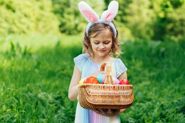 Baba tele színes tojásokkal. Húsvéti tojás vadászat. — Stock Fotó