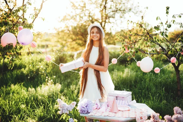幸せな誕生日小さな女の子でピンク装飾で美しい庭. — ストック写真